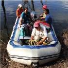 Des membres du projet naviguent sur la rivière Macai au moyen d’un canot pneumatique pour se rendre aux différentes aires de nidification.