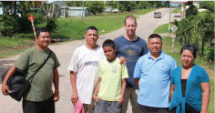 De gauche à droite : Rudi May, Belarmino Quiroz et son fils Mayron, Marc-André Villeneuve, Luis May, et Sarah. Rudi, Belarmino et Luis font partie de l’équipe Scarlet Six du Projet.