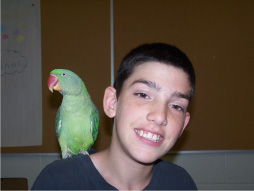 Jeune homme avec un perroquet